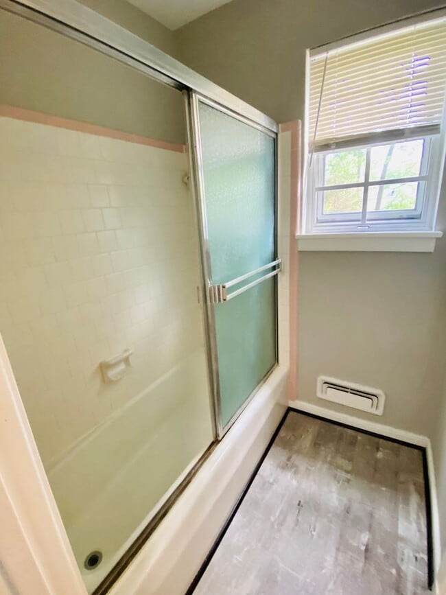 Building Photo - Beautiful and Spacious 4bdrm/2.5bth Tri-Le...