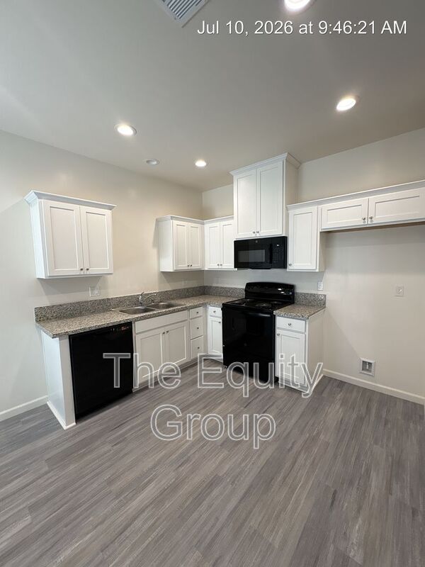 Building Photo - 735 S Pinkham St