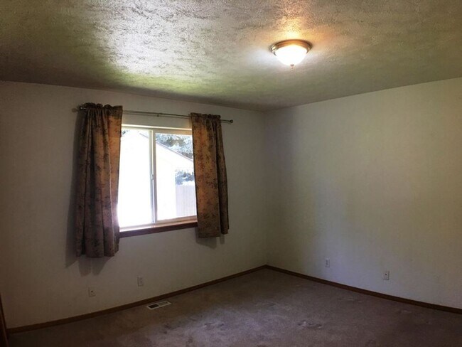 Building Photo - Broadmoore Estates!