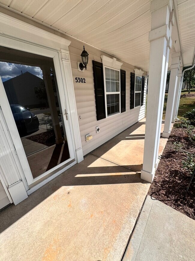 Building Photo - Great space in this 3 bedroom 2 and 1/2 ba...