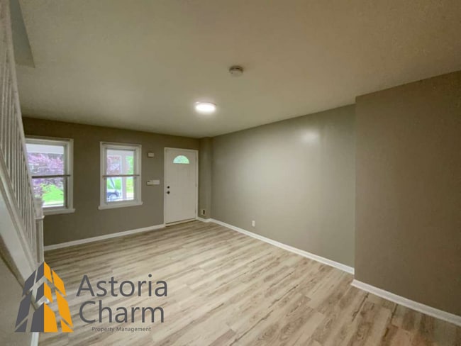 Building Photo - 3 Bed with Finished Basement, Skylight Bath, and Private Yard