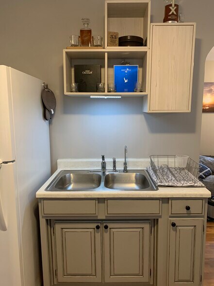 Sink with lighting - 1433 E. Edgemont Avenue