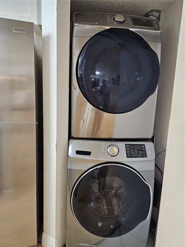 Building Photo - 9781 SW 138th Ave