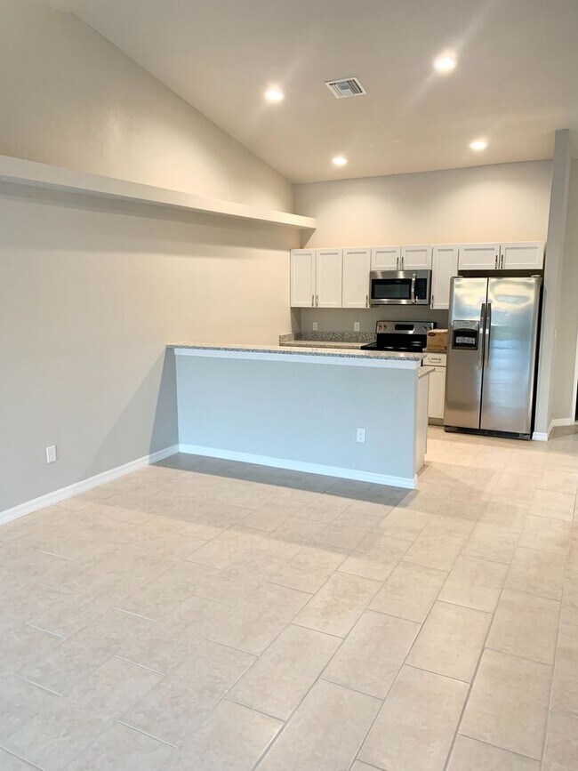 Building Photo - Like New DUPLEX 3 bedroom, 2 bath, 1 car g...