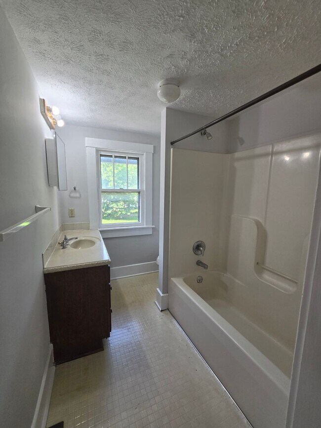 Building Photo - Kent 3 bedroom 1 bath Single Family Home