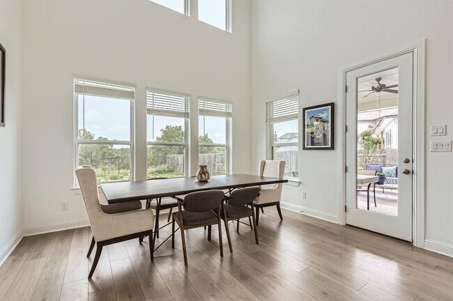 Building Photo - 542 Round Vly Trl