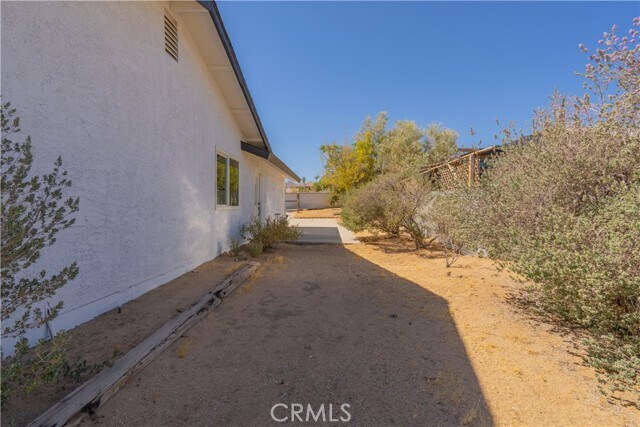 Building Photo - 61638 La Jolla Dr