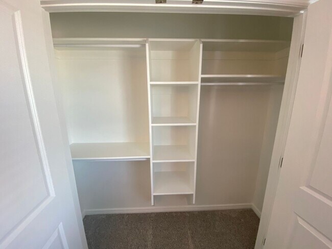 Building Photo - Fabulous Salem Townhome!!