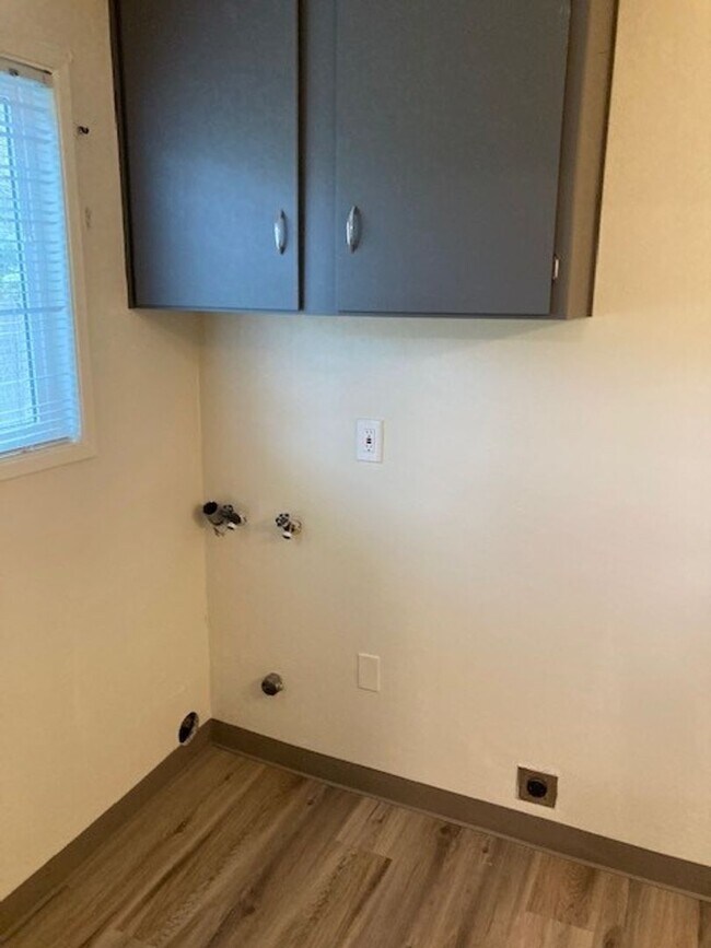 Building Photo - (OCK 5) Beautifully remodeled 2 bedroom/1.5 bath duplex