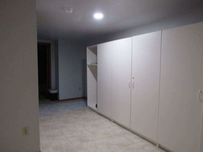 Building Photo - Secluded Eastside Townhome W/Double Garage