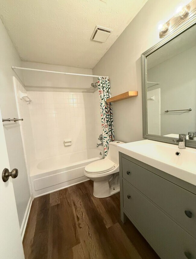Building Photo - Renovated 3 bedroom 2 bath Ranch