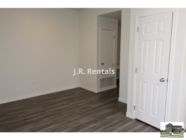 Building Photo - 118 Wind Ridge Dr