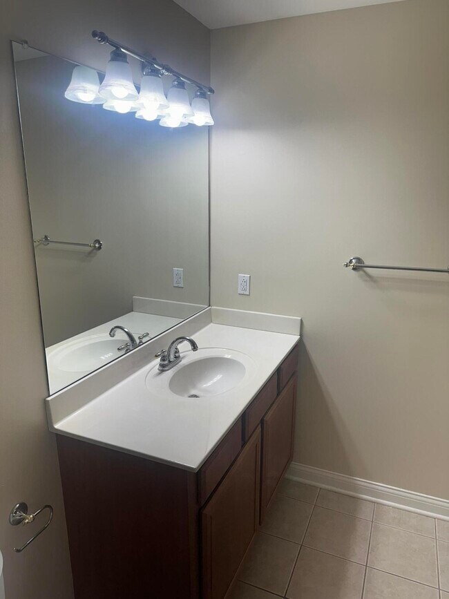 Building Photo - 6 Hudson Hollow Road