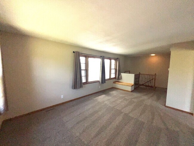 Building Photo - Spacious 3-bed, 2-bath Single Family Home!
