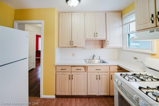 Building Photo - 3354 Monroe St