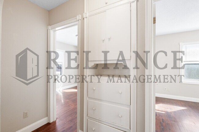 Building Photo - 4825 E Pine St