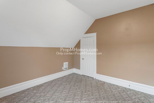 Building Photo - Beautiful Three Bedroom Home in the Heart of Oregon City!