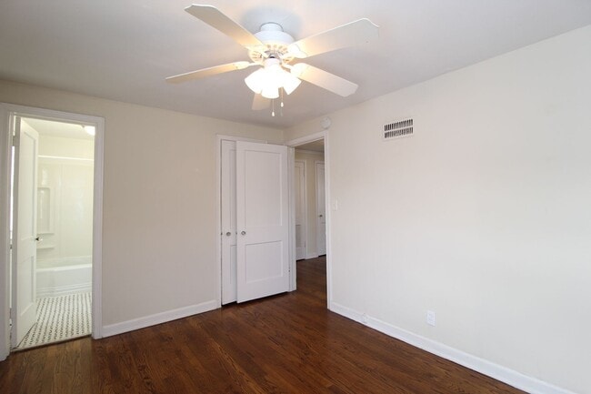 Building Photo - One Bedroom Duplex in North Kansas City