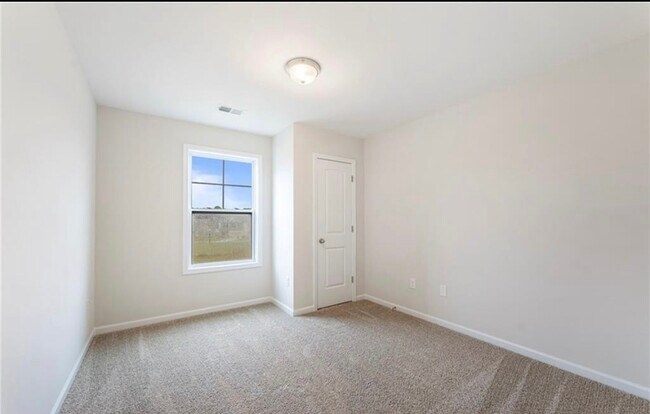 Building Photo - 105 Weaver Way