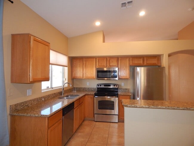 Building Photo - 3 Bedrooms 2 Bathrooms close to Sabino Canyon