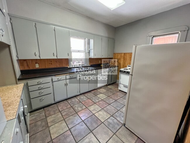 Building Photo - 933 E 5th-3 Bedroom House