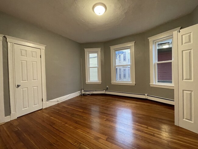 Building Photo - 122 Thornton St