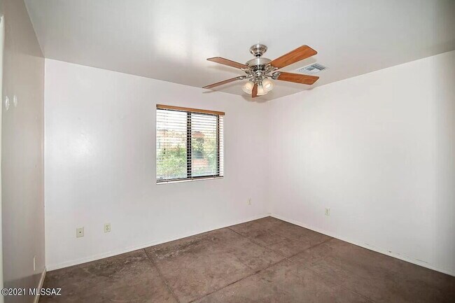 Building Photo - 3 bedroom 2 bath home with washer and dryer.