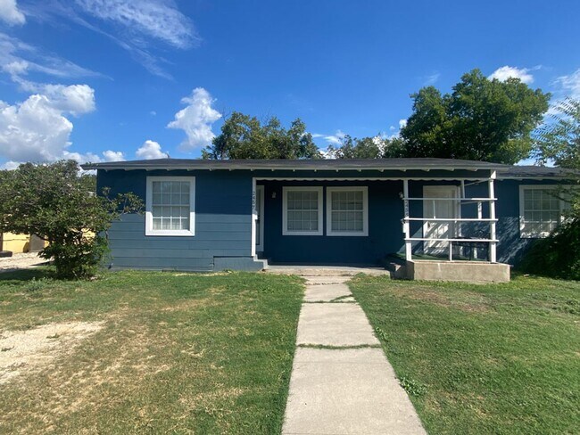 Building Photo - 2Bed/1Bath House for Rent! Available Now