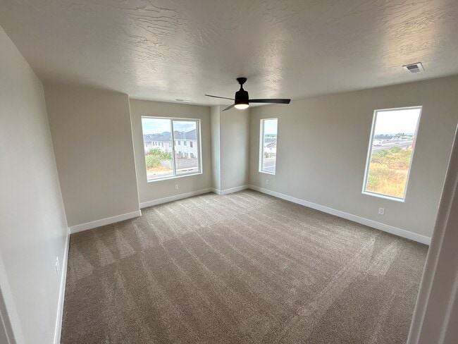 Building Photo - Beautiful Townhome!