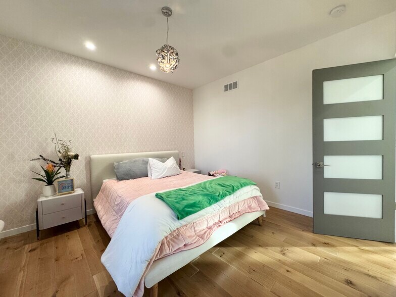 Building Photo - 4732 Mercier St