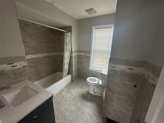 Building Photo - 62 1/2 Dickinson St