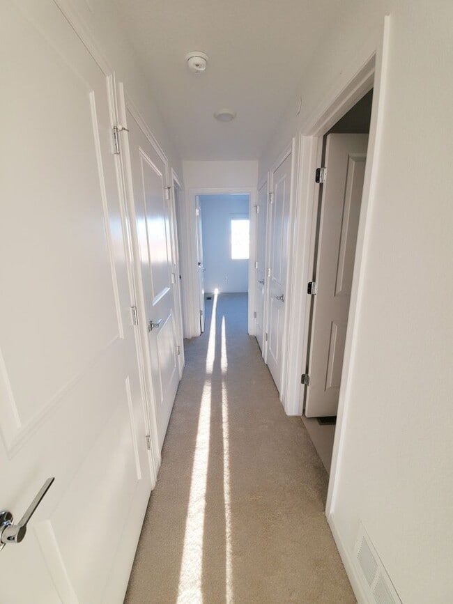 Building Photo - Newer Townhouse in Ideal North Gate Location!
