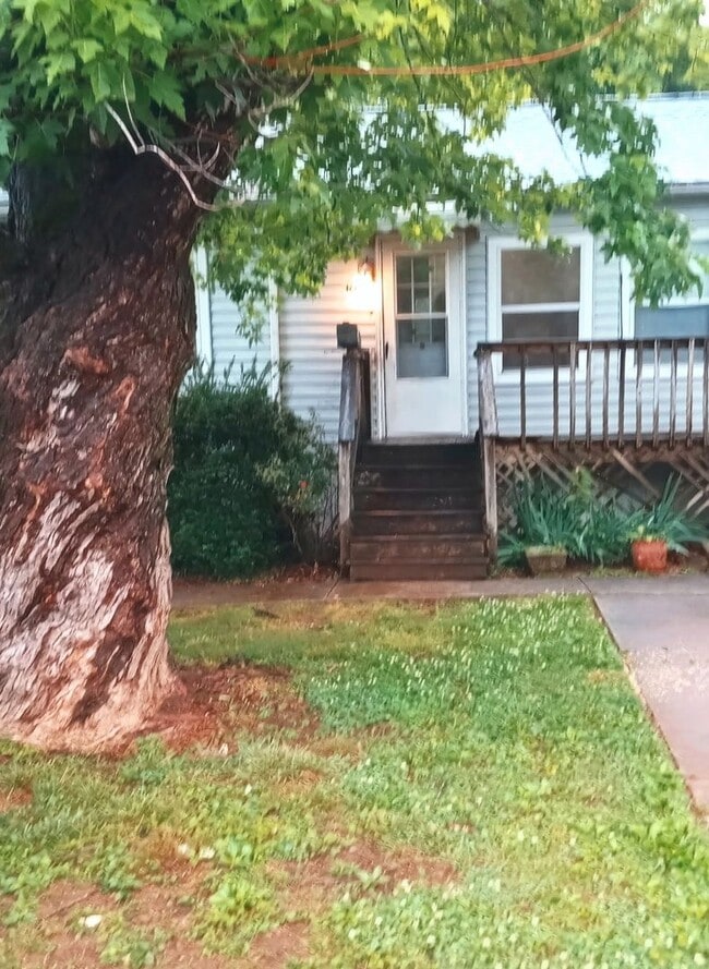 Building Photo - Oak Ridge 37830 - 2 bedroom 1 bath apartment - Contact Lisa Vineyard or Shannon Russell (865) 216...