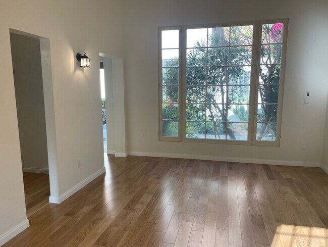 Building Photo - 1230-1232 N Flores St