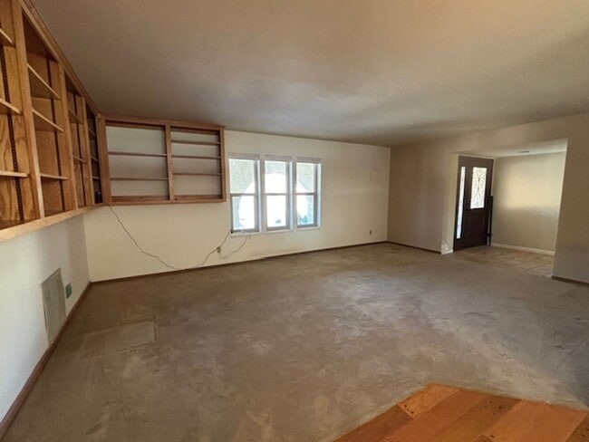 Building Photo - 3 Bedroom - 2 Bath Pool Home on the Golf Course