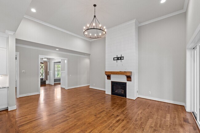 Building Photo - **Luxury 4/4 with Fenced in Yard**