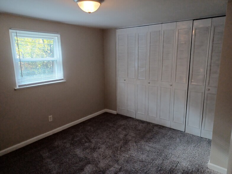 Building Photo - 1390 Lincoln Dr