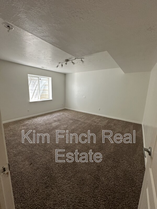 Building Photo - 9820 Deep Creek Dr