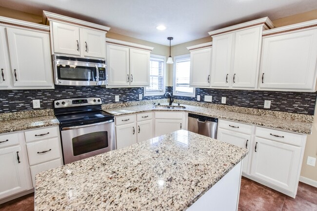 Building Photo - Pet Friendly Four Bedroom!