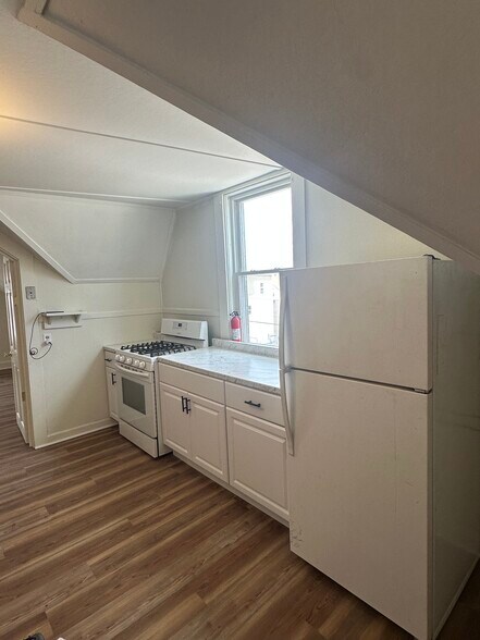 Building Photo - 446 Coe St