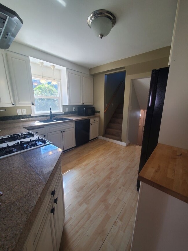 Building Photo - Classic 4 Bedroom Tudor in Desirable Maple...