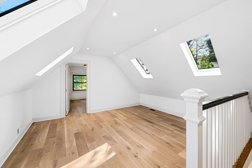 Access two upper level bedrooms - 4629 Keswick Rd