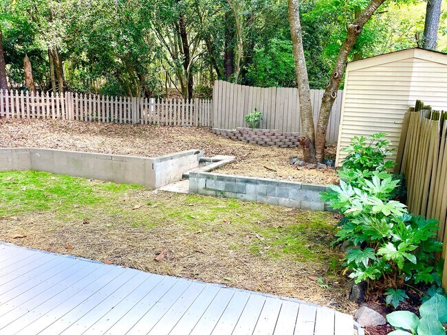 Building Photo - Welcome to this charming 3-bedroom, 2.5-ba...
