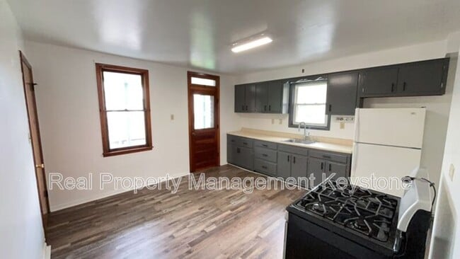 Primary Photo - 22 Linden St