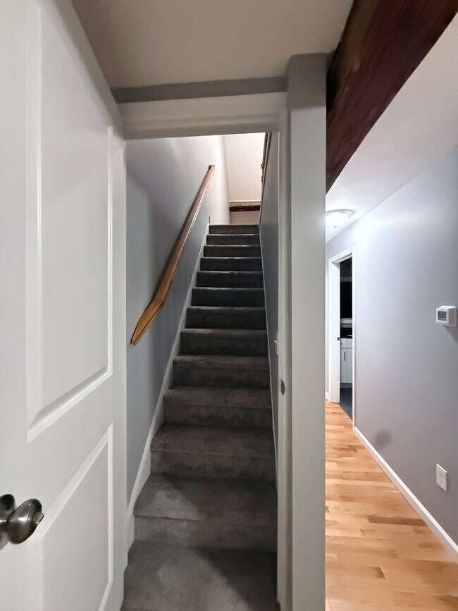 Building Photo - Beautifully Renovated 2 bedroom home with ...