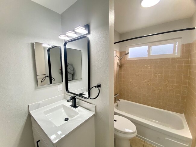 Building Photo - Upgraded 3-Bedroom 2-Bathroom Home for Rent - Union City!