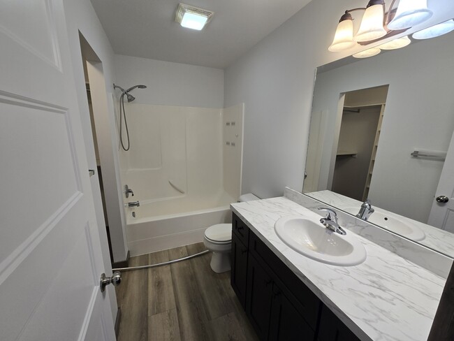 Building Photo - 745 Linda Ln