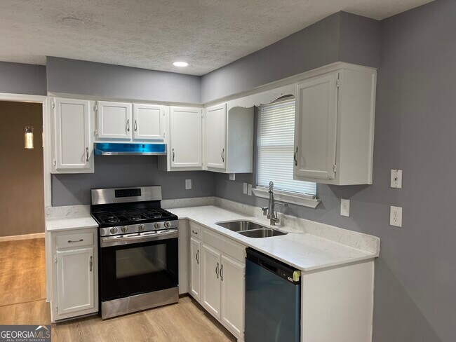 Building Photo - 235 Deerfield Dr