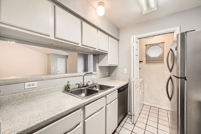 Building Photo - 501 W 26th St