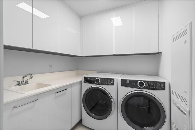 Building Photo - 153 N Seabreeze Blvd